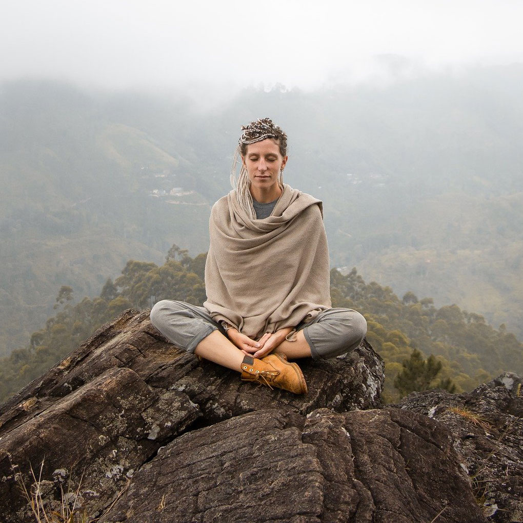 Femme faisant du yoga sur une montagne - Formation bain de forêt